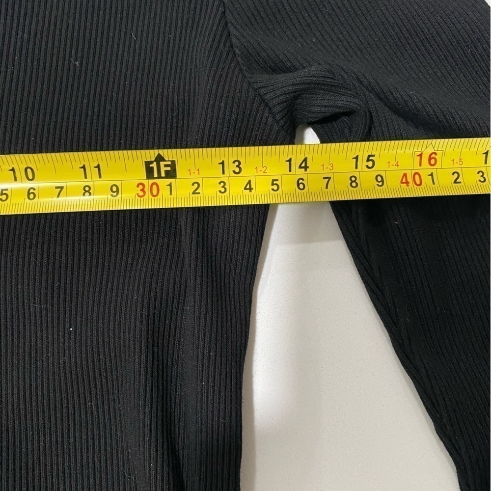 Citizens of Humanity black v-neck - Picture 10 of 11